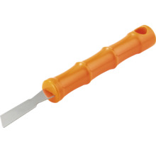 Schaber mit orangefarbenem Kunststoffgriff und Metallklinge.