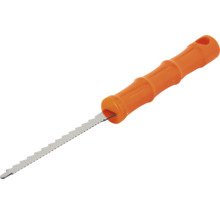Stichsäge mit orangefarbenem Kunststoffgriff und gezahnter Metallklinge für Holzarbeiten und Trockenbau.