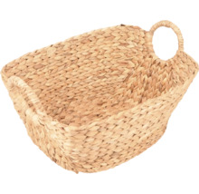 Rechteckiger Korb aus geflochtener Wasserhyazinthe mit zwei Griffen in der Farbe Beige.