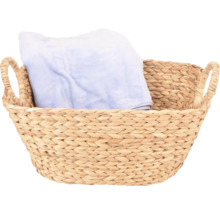 Geflochtener Korb aus Naturmaterial mit zwei Griffen und einem hellblauen Tuch darin.