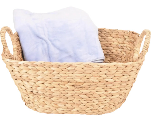 Geflochtener Korb aus Naturmaterial mit zwei Griffen und einem hellblauen Tuch darin.