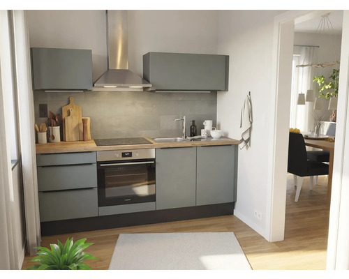 Moderne Küchenzeile mit grauen Fronten, Arbeitsplatte in Holzoptik, Einbaubackofen, Kochfeld, Edelstahl-Dunstabzugshaube und Fliesenspiegel.