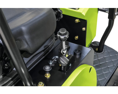 Detailansicht der Bedienelemente einer Baumaschine mit einem Hebel, einem Betriebsstundenzähler und einem Sitz.