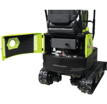 Minibagger mit geöffneter Motorabdeckung, Blick auf den Motor und interne Bauteile, schwarze Gummiketten, grüne Verkleidung.