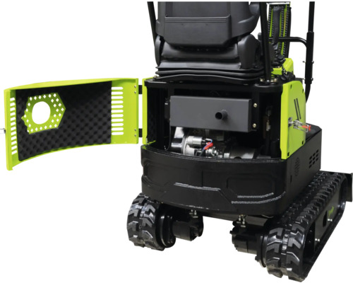 Minibagger mit geöffneter Motorabdeckung, Blick auf den Motor und interne Bauteile, schwarze Gummiketten, grüne Verkleidung.