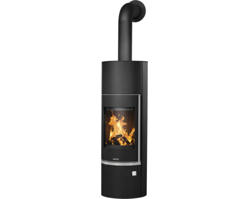 Justus Kaminofen aus Stahl in Schwarz mit Rauchrohranschluss oben und brennendem Holzfeuer im Sichtfenster.