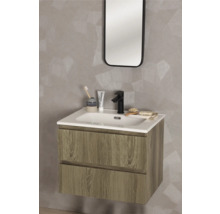 Moderner, hängender Waschtischunterschrank in Holzoptik mit zwei Schubladen, weißem Waschbecken, schwarzer Armatur und passendem Spiegel.