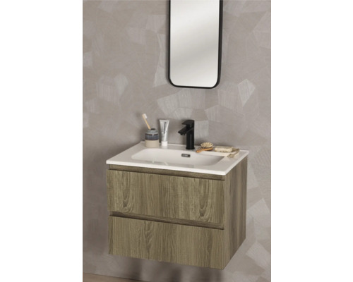 Moderner, hängender Waschtischunterschrank in Holzoptik mit zwei Schubladen, weißem Waschbecken, schwarzer Armatur und passendem Spiegel.