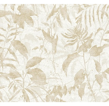 Tapete mit floralem Muster aus Blättern und Farnen in hellem Beige auf weißem Grund mit dezenter Struktur.