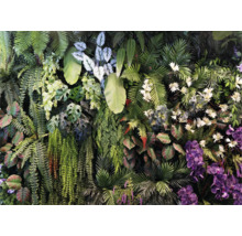 Künstliche Pflanzenwand mit Farnen, Monstera-Blättern und Orchideen als vertikale Wanddekoration.