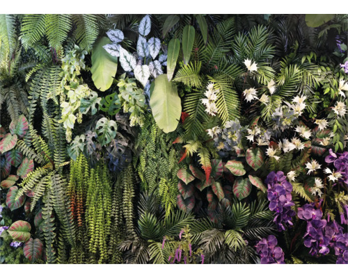 Künstliche Pflanzenwand mit Farnen, Monstera-Blättern und Orchideen als vertikale Wanddekoration.