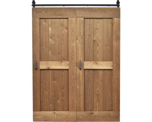 Zweiflügelige Schiebetür aus Holz im rustikalen Design inklusive schwarzer Laufschiene und Griffen.