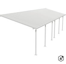 Terrassenüberdachung mit festem Dach und vertikalen Stützpfosten aus Metall für den Außenbereich (Image AI modified or generated)