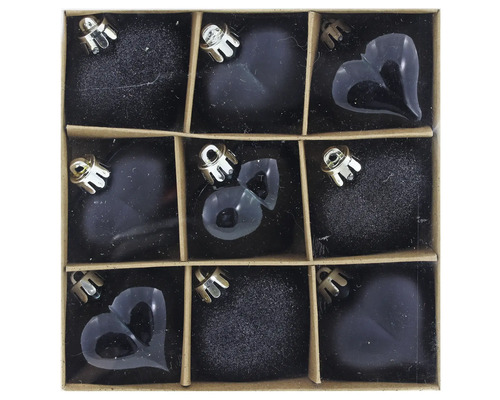 Set mit neun Weihnachtsbaumschmuck-Herzen in Schwarz, verschiedene Oberflächen wie matt und glitzernd, in einer Aufbewahrungsbox aus Karton.