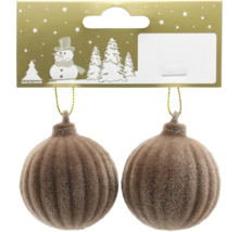 Zwei gerippte, braune Weihnachtsbaumkugeln mit samtiger Oberfläche und goldfarbenen Aufhängern in einer Verpackung mit Geroma Logo.