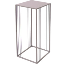 Quadratische Pflanzensäule aus Metall mit offener Gitterstruktur.