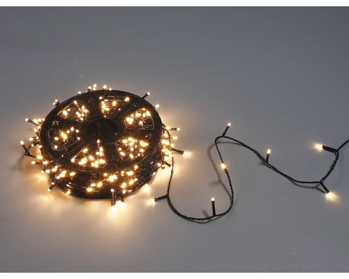 LED-Lichterkette auf schwarzer Kunststoffspule mit warmweißen Lichtern für die Weihnachtsdekoration.
