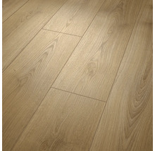 Laminatboden mit ausgeprägter Holzmaserung in Eichenoptik.