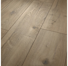 Laminatboden in Eichenoptik mit ausgeprägter Holzmaserung und sichtbaren Astlöchern.