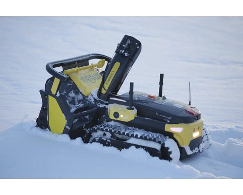 Autonomer Yarbo Schneefräsen-Roboter mit Gummiketten, verstellbarem Auswurfkamin und Sensoren beim Räumen von tiefem Schnee.