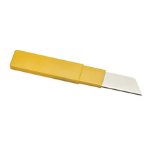 Gelbes Cuttermesser mit Kunststoffgriff und Metallklinge.