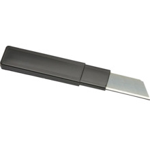 Cutter mit schwarzem Kunststoffgehäuse und ausfahrbarer Abbrechklinge aus Metall.