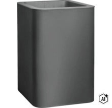 Grauer, hoher Pflanzkübel aus Kunststoff mit abgerundeten Ecken. (Image AI modified or generated)