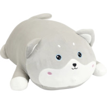 Plüschtier Hund Shiba Inu aus weichem grau-weißem Stoff in runder Kissenform.
