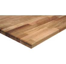 Küchenarbeitsplatte aus massiver Eiche mit sichtbarer Holzmaserung in Lamellen-Optik.