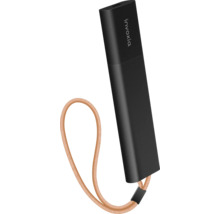 Schwarzer Invoxia GPS-Tracker mit brauner Lederschlaufe zur Ortung von Fahrzeugen und Wertsachen.