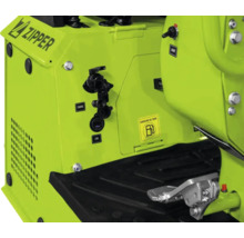 Detailansicht einer Zipper Baumaschine mit Zipper Logo, Bedienfeld, Choke, USB-Anschluss und Benzintank-Anzeige.