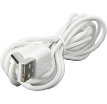 Weißes USB-Kabel mit USB-A- und USB-C-Stecker, aufgewickelt.
