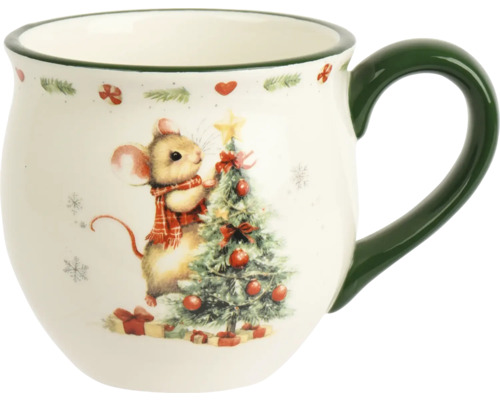 Weihnachtliche Tasse aus Keramik mit Motiv einer Maus, die einen Tannenbaum schmückt, grüner Henkel.