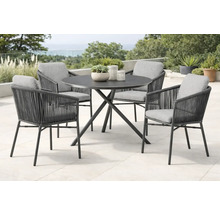 Modernes, organisiertes Gartenmöbel-Set mit einem runden Tisch und vier Sesseln aus Metall mit Seilgeflecht und Polstern auf einer hellen Terrasse.