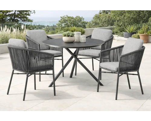 Modernes, organisiertes Gartenmöbel-Set mit einem runden Tisch und vier Sesseln aus Metall mit Seilgeflecht und Polstern auf einer hellen Terrasse.