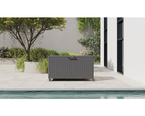Dunkelgraue Gartenbox aus Metall mit Rollen auf einer Terrasse an einem Pool.
