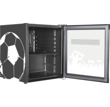 Offener Mini-Kühlschrank im Fußball-Design mit einer Glastür und einem Einlegeboden.