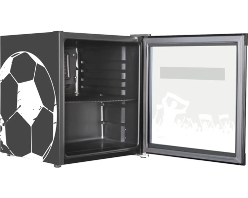 Offener Mini-Kühlschrank im Fußball-Design mit einer Glastür und einem Einlegeboden.