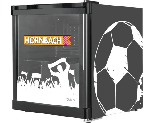 Mini-Getränkekühlschrank mit Hornbach Logo, Fußball-Motiv und Silhouetten von Fans auf der Glastür.