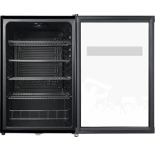 Offener Getränkekühlschrank mit Glastür und vier Gitterregalen im schwarzen Innenraum.