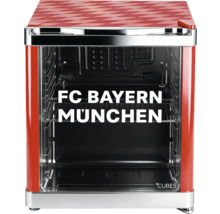 FC Bayern München Minikühlschrank mit Rautenmuster, Glastür, Metallgitter, rotem Gehäuse und Cubes Logo.