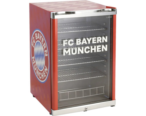 Kleiner Getränkekühlschrank mit Glasfront, FC Bayern München Logo an der Seite und Schriftzug auf der Tür, Metallgitterböden im Inneren.