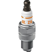 Zündkerze mit weißem Isolator, silbernem Metallgehäuse und schwarzem Anschluss.