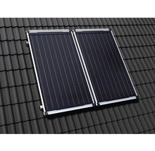 Zwei auf einem Ziegeldach montierte Sonnenkollektoren zur Solarthermie.