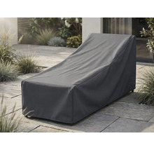 Schutzhülle für Gartenliege in Anthrazit auf einer gepflasterten Terrasse im Garten.