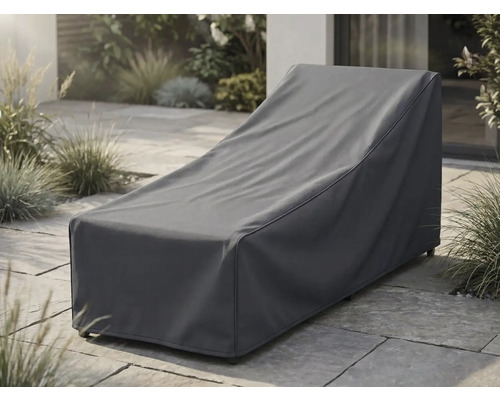 Schutzhülle für Gartenliege in Anthrazit auf einer gepflasterten Terrasse im Garten.