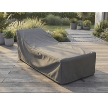 Graue Schutzhülle für Sonnenliege auf einer Holzterrasse in einem hellen, organisierten Garten.