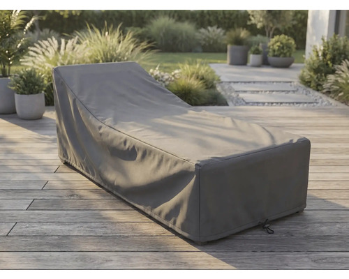 Graue Schutzhülle für Sonnenliege auf einer Holzterrasse in einem hellen, organisierten Garten.