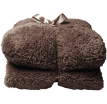 Gefaltete, braune Teddy-Kuscheldecke aus Polyester mit farblich passender Schleife.