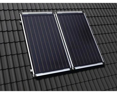 Zwei auf einem Ziegeldach montierte Sonnenkollektoren zur Solarthermie.